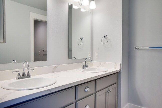 Building Photo - Federal Way Remodeled 2 Story