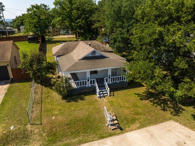 Building Photo - Freshly Updated 2 Bedroom House