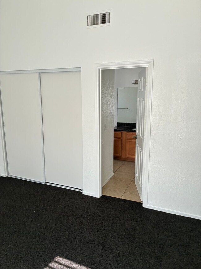 Building Photo - Move-in Ready New Paint & New Carpet 3 bed 2.5 bath La Sierra Home