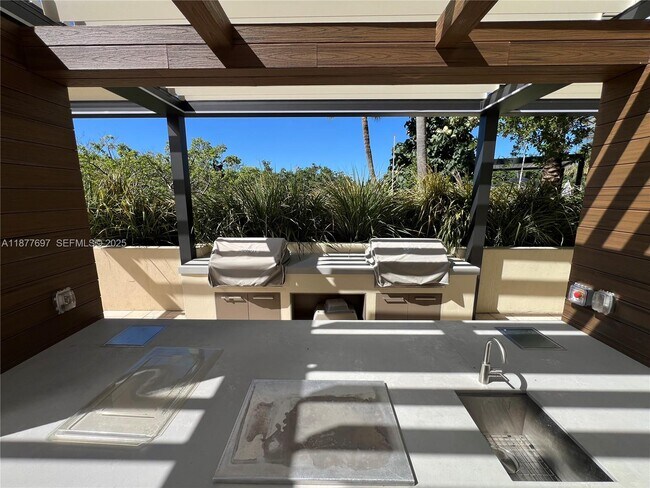 Building Photo - 300 South Pointe Dr