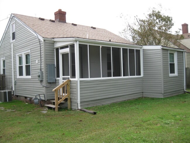Building Photo - Beautiful 2BR single family with detached ...