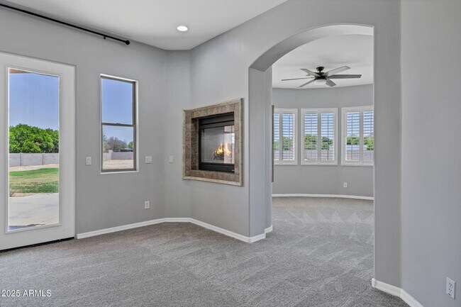 Building Photo - Gilbert 4 Bed & 3 Bath on HUGE LOT - Acre+...