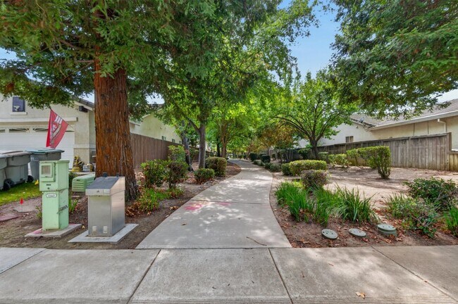 Building Photo - 1647 Gateway Dr
