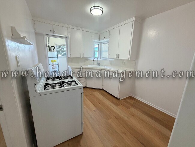 Building Photo - Cozy Single Family Home, Private Yard, Parking in Coveted West Side