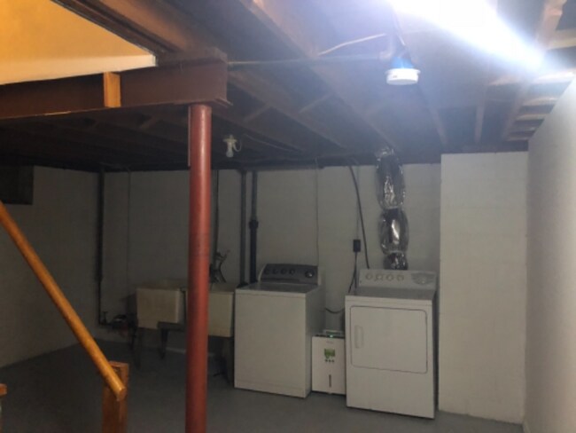 Building Photo - 538 Van Buren Ave