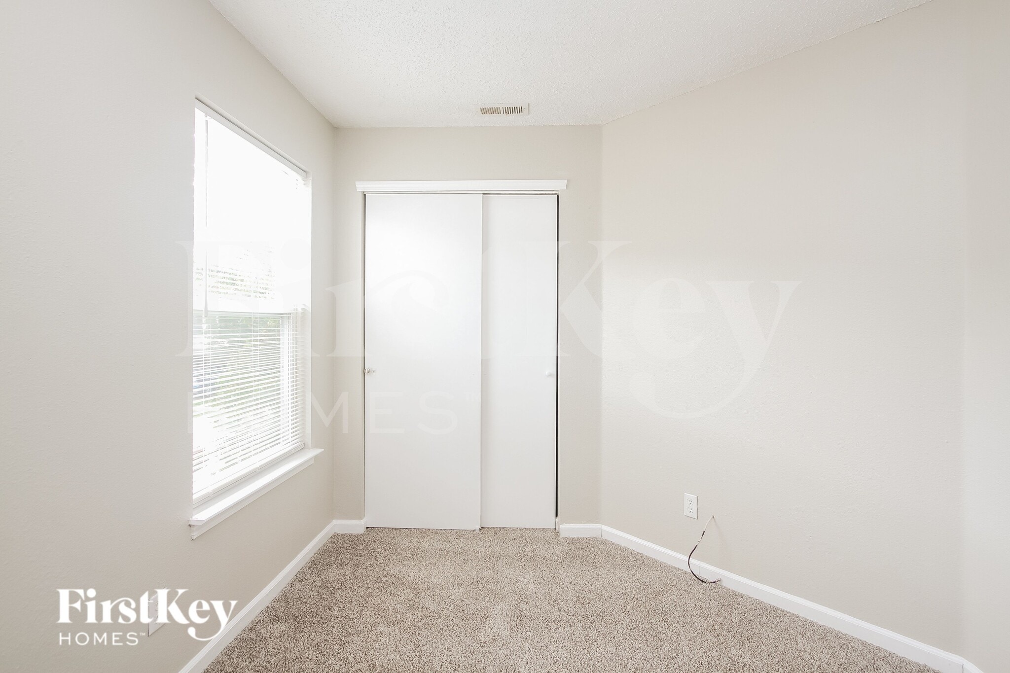 Building Photo - 1229 Kenwood Dr