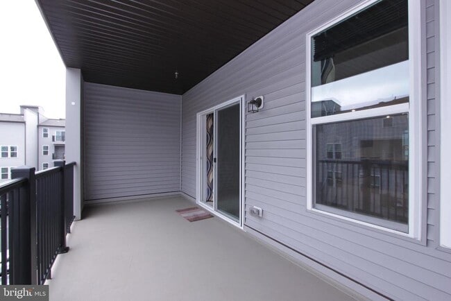 Building Photo - 43808 Middleway Ter