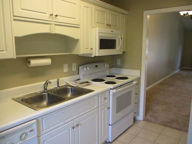 Building Photo - Townhome in Evans