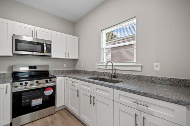 Building Photo - 5703 Valley Dr