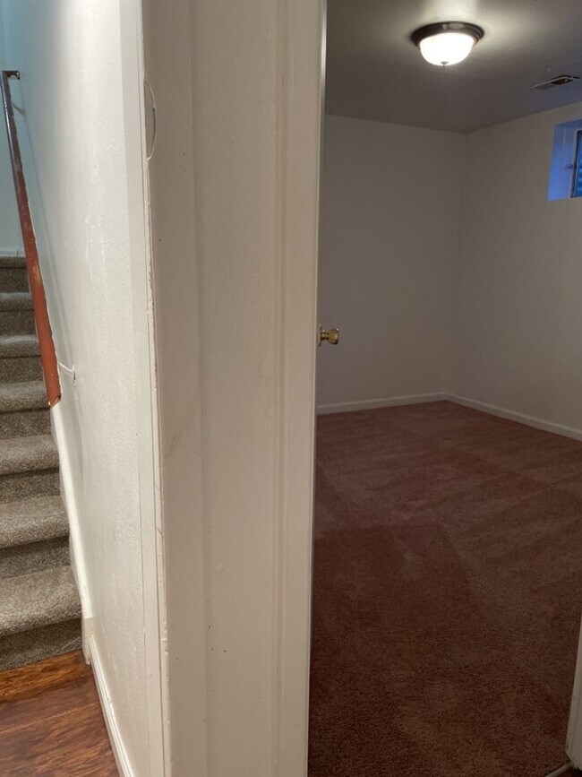 Building Photo - Start a Lease by 4/17 and get $250 off 1st Month!