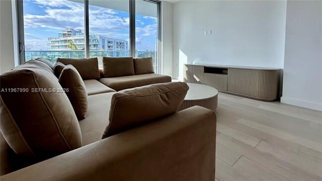 Building Photo - 9201 E Bay Harbor Dr