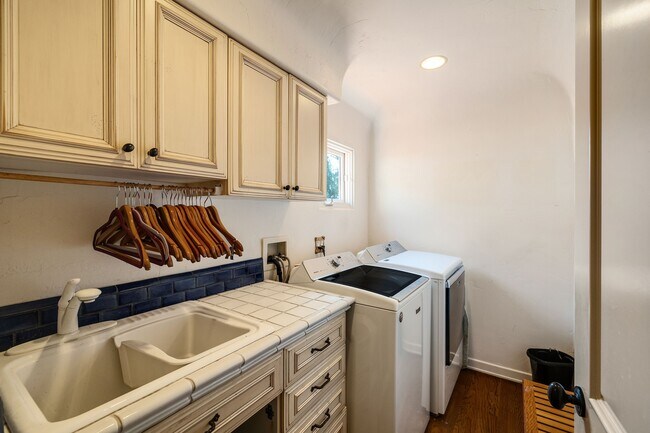 Building Photo - 1809 Palos Verdes Dr W