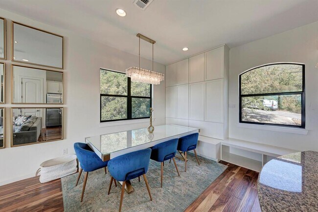 Building Photo - 13803 Lakeview Dr