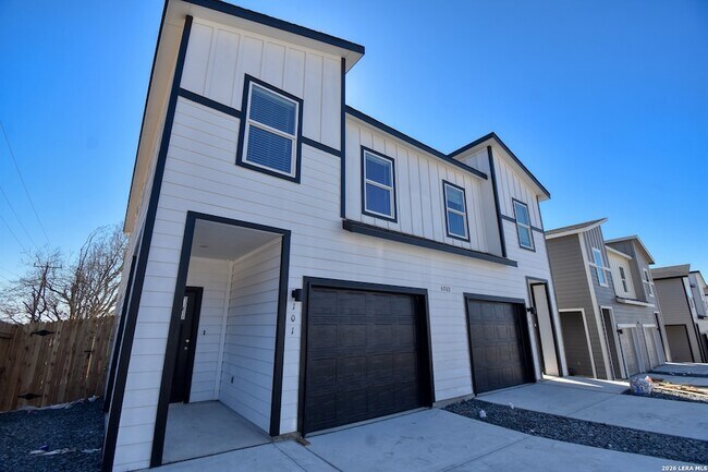 Building Photo - 6202 Oakridge Dr