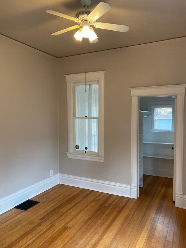 Building Photo - Beautiful 3 bed/2 bath Near Downtown!