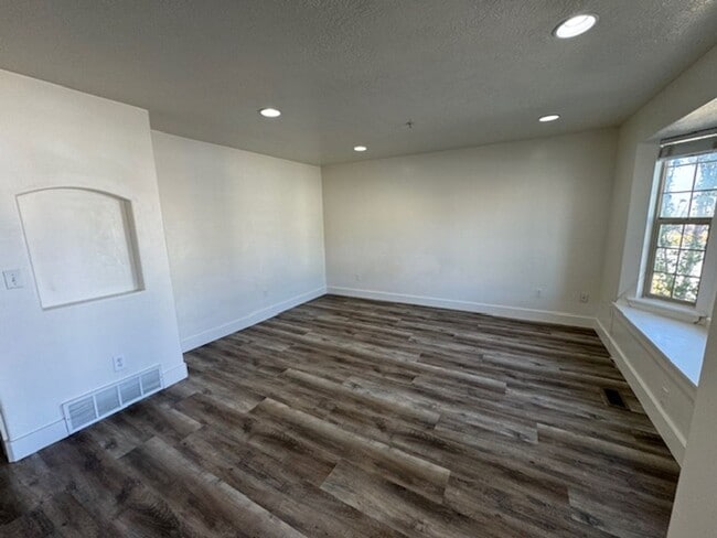 Building Photo - 233 Cres View Ln