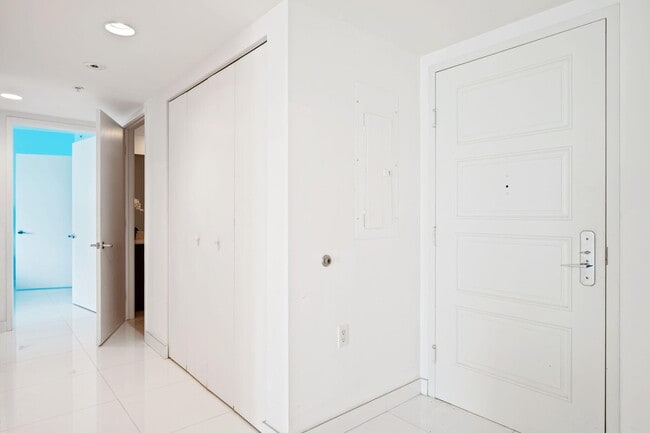 Building Photo - 200 Sunny Isles Blvd