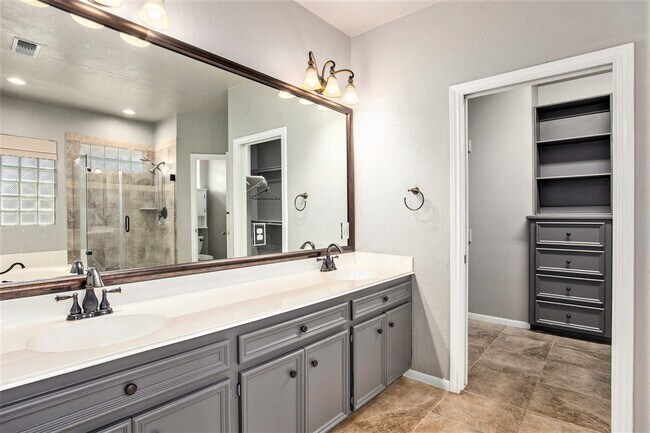 Building Photo - 6622 Prairie Dunes Dr