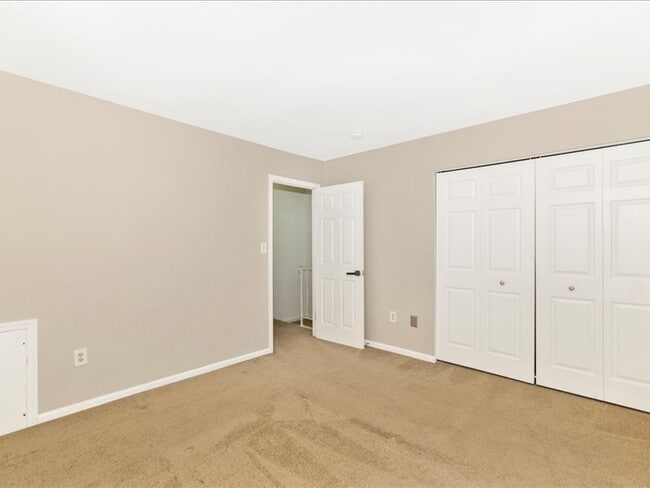 Building Photo - 584 Cotswold Ct