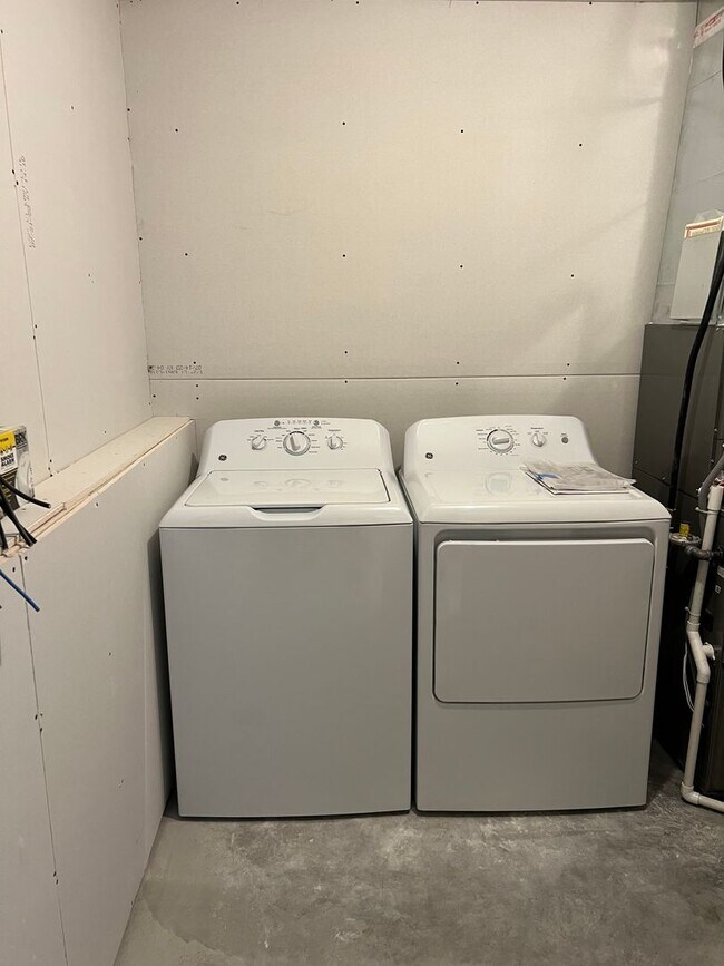 Building Photo - 3 Bed 2.5 Bath Single Family Home