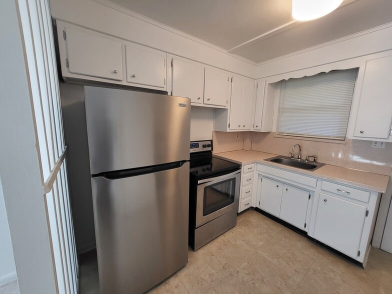 Building Photo - 3365 Drew St