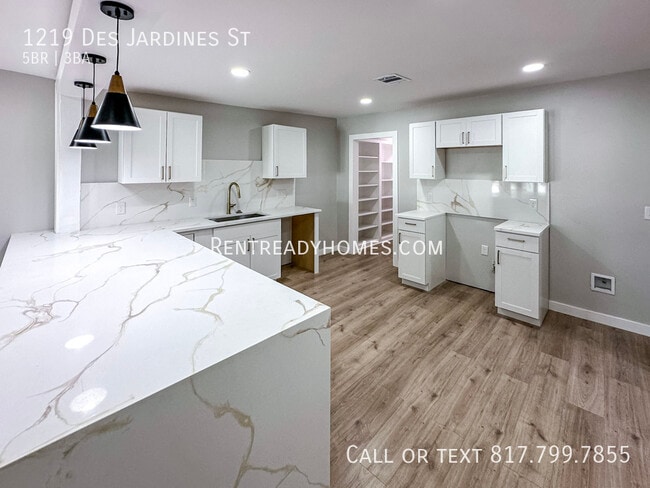 Building Photo - 1219 Des Jardines St
