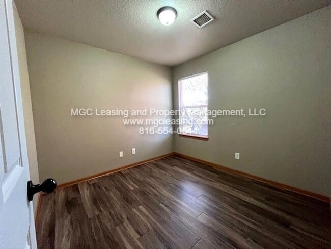 Building Photo - 119-123 SW Rock Garden St