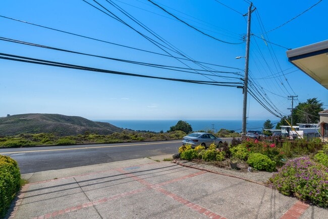 Building Photo - Pacific Ocean and Hillside Views
