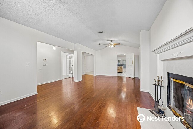 Building Photo - Great Location Near Town Center!