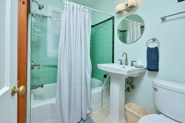 Building Photo - Furnished! Highly Desirable Trinity Park