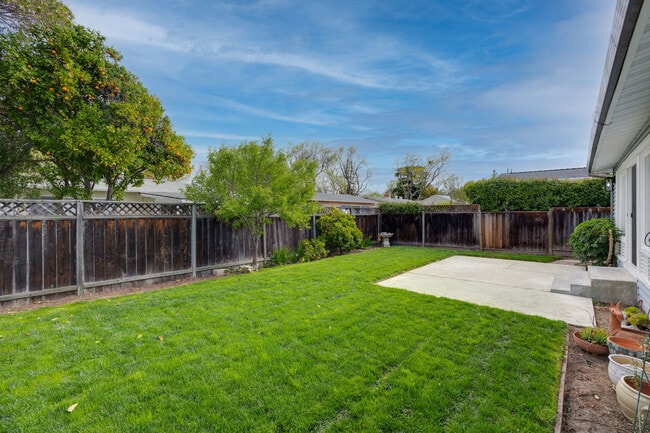 Building Photo - 405 S Fernwood Cir