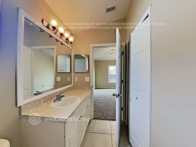 Building Photo - 5816 33rd Dr E