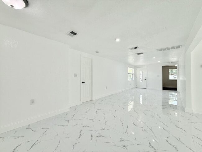 Building Photo - 2712 60th Ave N