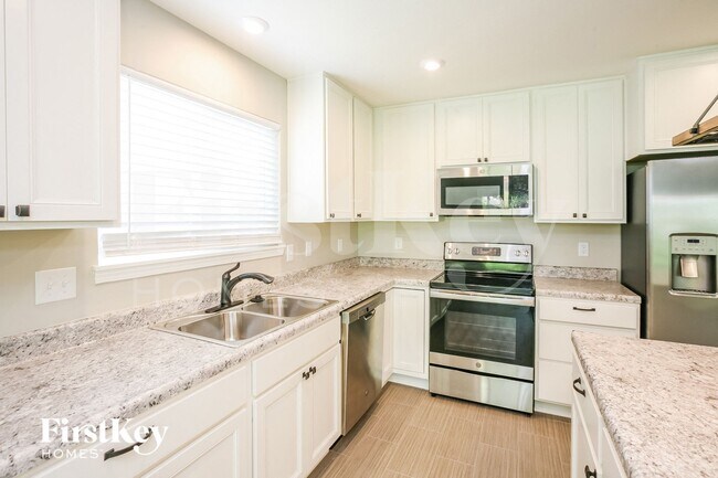 Building Photo - 663 Van Buren St