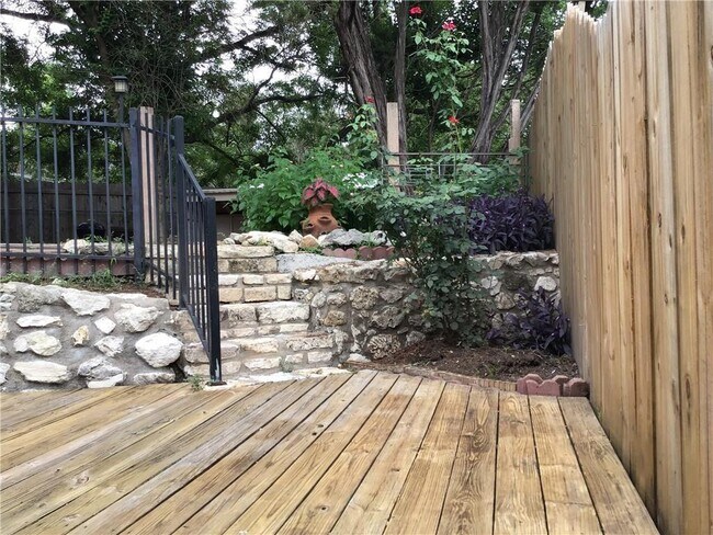 Building Photo - 400 Celery Loop