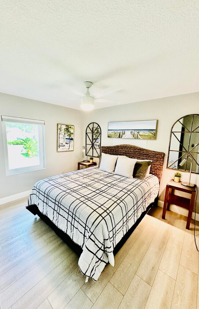 Building Photo - 5365 N Andrews Ave