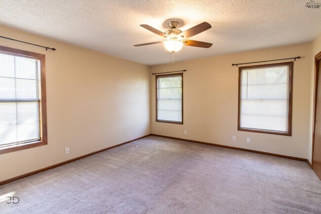 Building Photo - 501 W Texas Ave