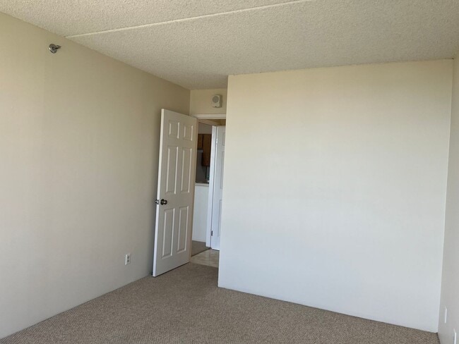 Building Photo - Pearl Regency 1 bedroom, 1 bath condo, wit...