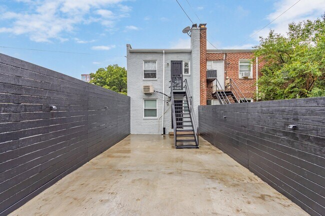 Building Photo - 1721 Gales Pl NE