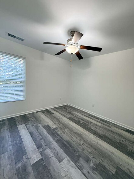 Building Photo - 171 Charter Dr