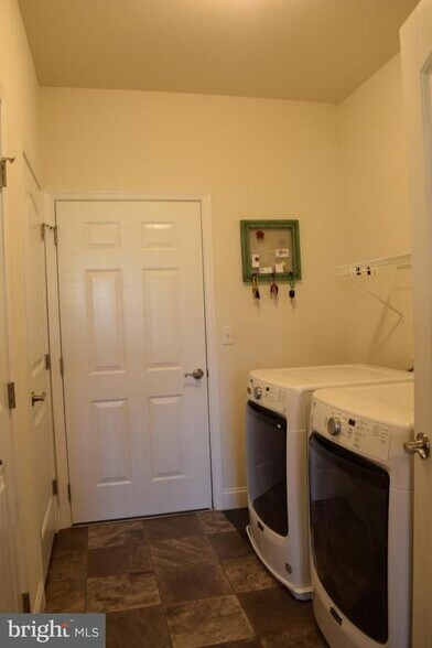 Building Photo - 690 Whitetail Dr