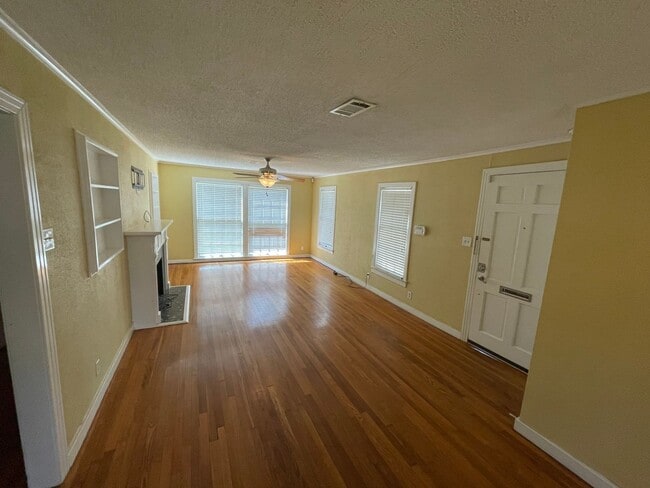 Building Photo - Broadmoor Home, 3 Beds, 2 Baths