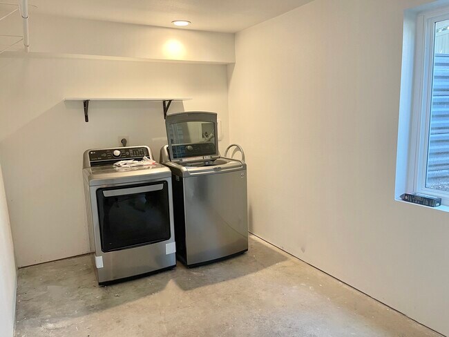 Building Photo - 4949 Tesla Cir