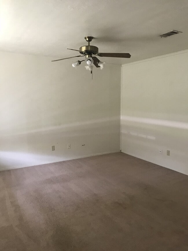 Building Photo - 3 Bedroom 2 Bath