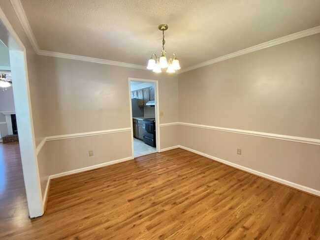 Building Photo - 21 Pineridge Dr