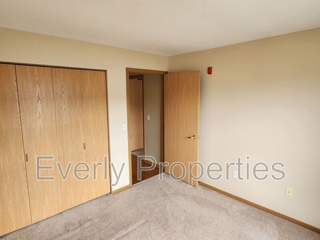 Building Photo - 6935 70th Ct