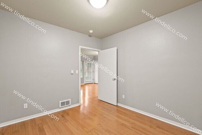 Building Photo - Luxurious 1BR/1BA Condo in Matthew Frank Community - Your Ideal Urban Retreat! (W/S/G included)
