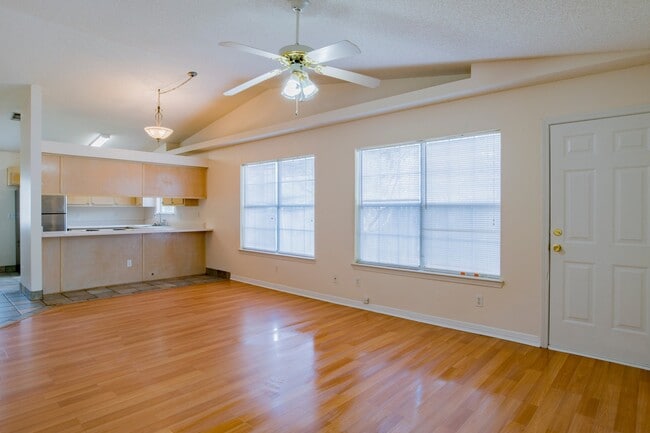 Building Photo - 3 bed 2 bath home off Creighton Rd