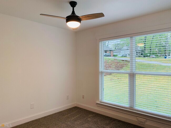 Building Photo - 105 Oak St