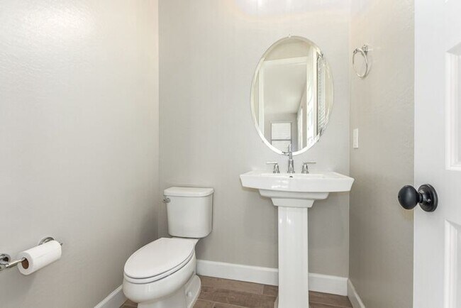 Building Photo - Rare end lot!